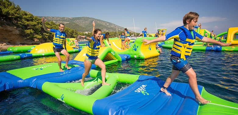 Enfants et adultes sur les structures gonflables de l'Aquapark